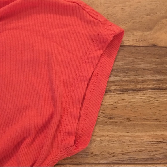 GUESS short sleeve deep V rayon top - Picture 5 of 6